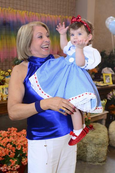 Terezinha, mãe de Henri Castelli, posa com Maria Eduarda em sua festa de 1 ano