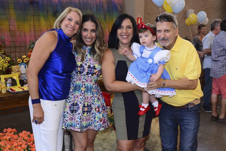 Terezinha, mãe de Henri Castelli, posa com Maria Eduarda em sua festa de 1 ano