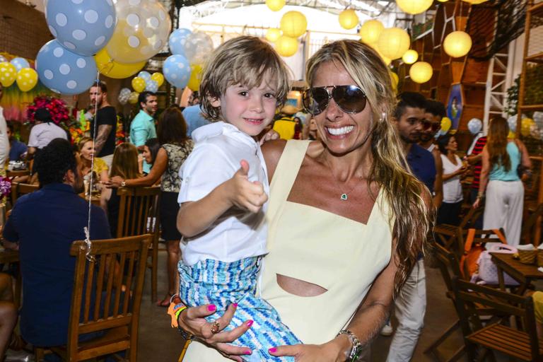 Adriane Galisteu e Vittorio curtem festa de 1 ano de Maria Eduarda