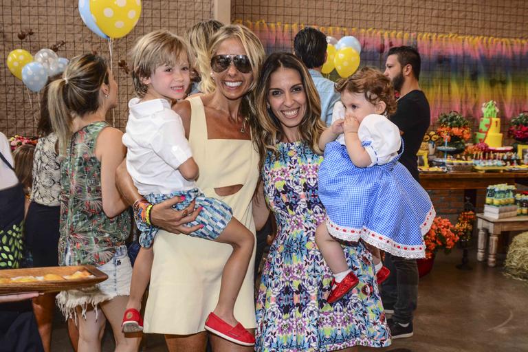 Adriane Galisteu e Vittorio curtem festa de 1 ano de Maria Eduarda