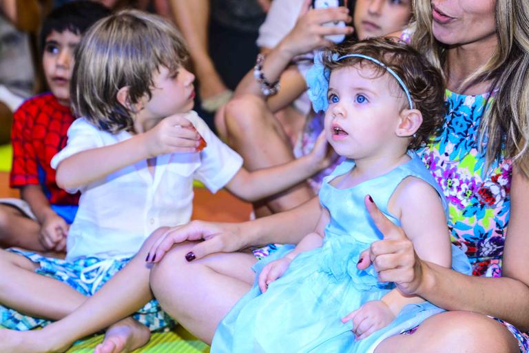 Adriane Galisteu e Vittorio curtem festa de 1 ano de Maria Eduarda