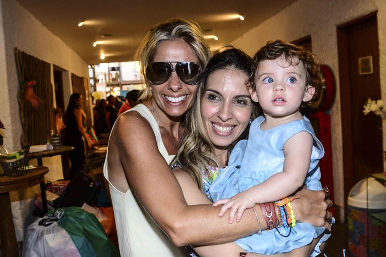 Adriane Galisteu e Vittorio curtem festa de 1 ano de Maria Eduarda