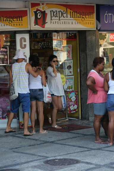 Na reta final da gravidez, Vanessa Giácomo exibe barrigão em tarde de compras