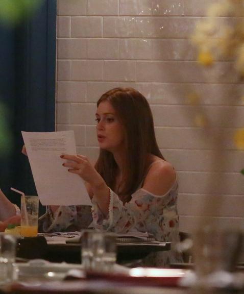 Marina Ruy Barbosa janta acompanhada da mãe em shopping do Rio de Janeiro