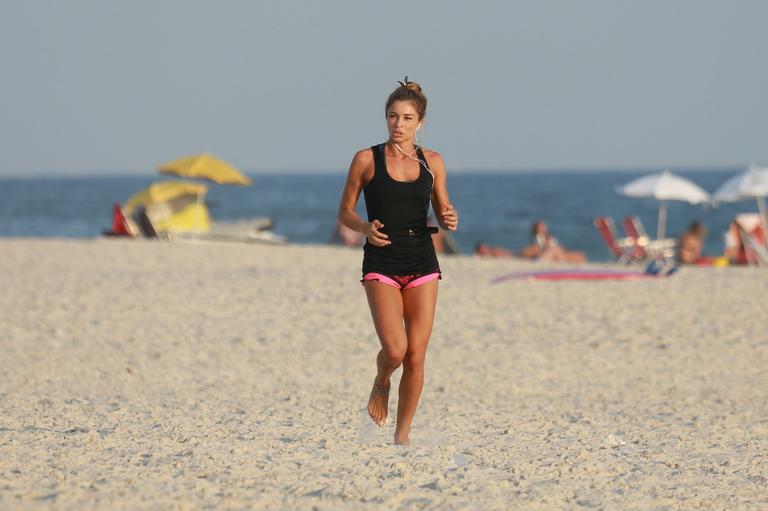 Grazi Massafera corre na praia