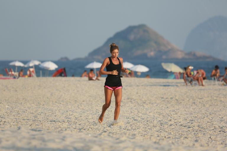 Grazi Massafera corre na praia