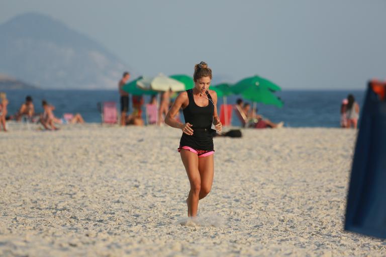 Grazi Massafera corre na praia