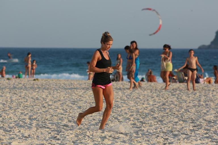 Grazi Massafera corre na praia