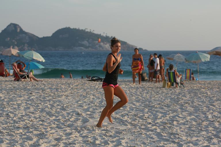 Grazi Massafera corre na praia