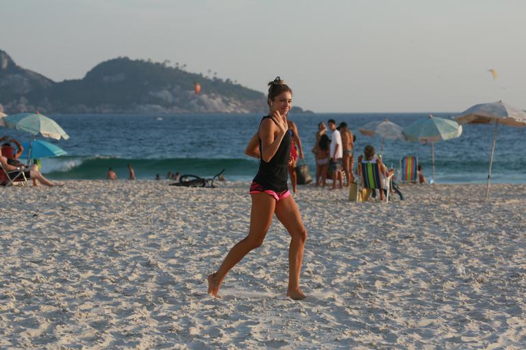 Grazi Massafera corre na praia