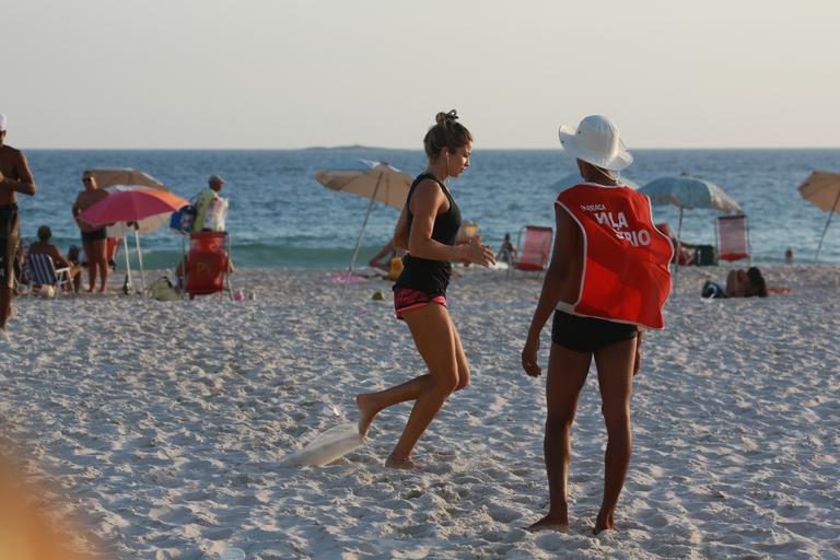 Grazi Massafera corre na praia