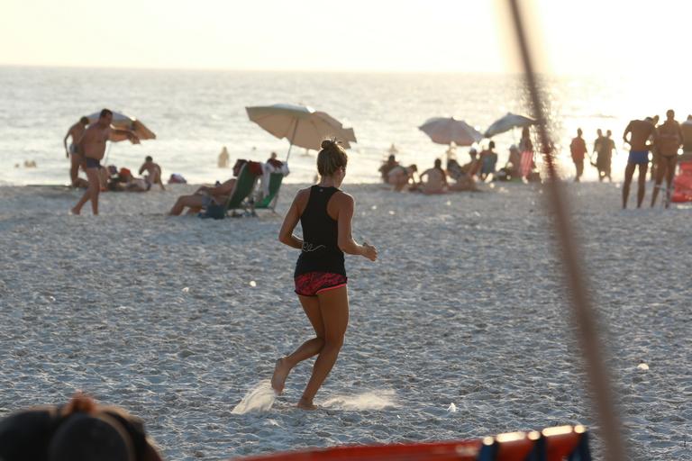 Grazi Massafera corre na praia