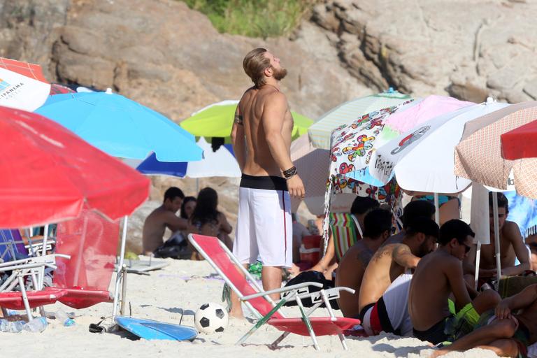 Diego Alemão, campeão do BBB7, exibe novo visual na praia