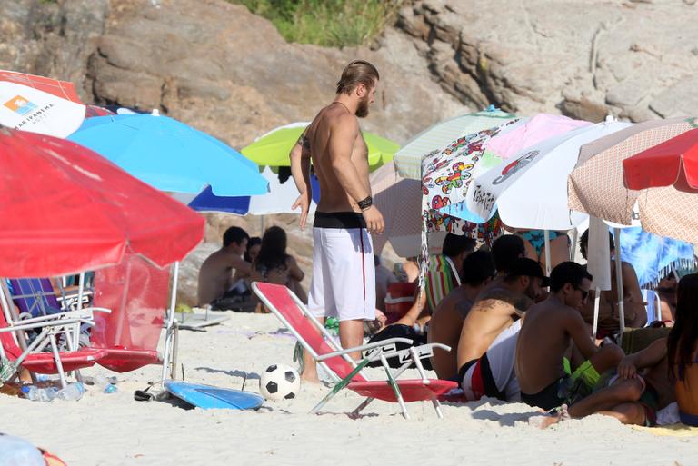 Diego Alemão, campeão do BBB7, exibe novo visual na praia