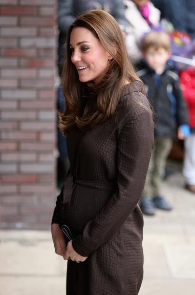 Grávida de seis meses, Kate Middleton exibe barriguinha em Londres