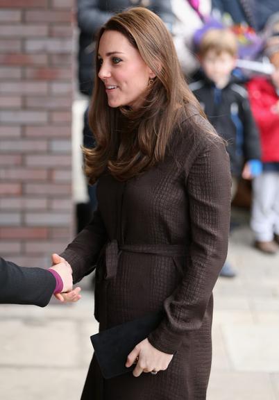 Grávida de seis meses, Kate Middleton exibe barriguinha em Londres