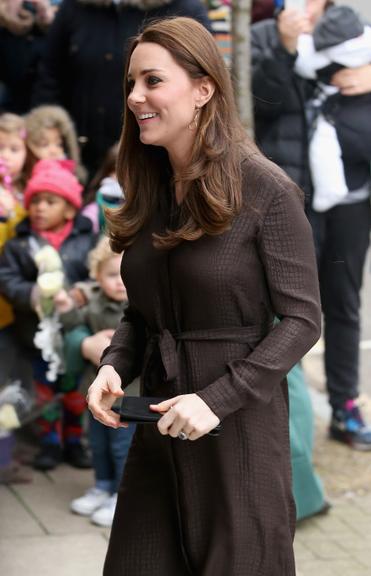 Grávida de seis meses, Kate Middleton exibe barriguinha em Londres