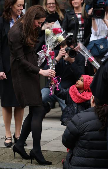 Grávida de seis meses, Kate Middleton exibe barriguinha em Londres