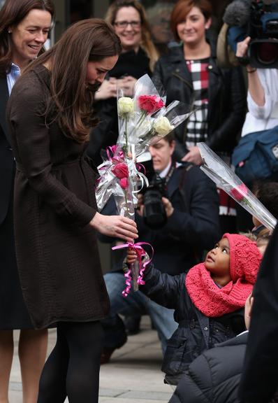 Grávida de seis meses, Kate Middleton exibe barriguinha em Londres