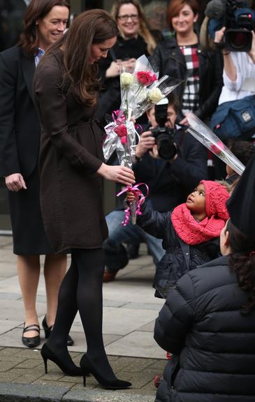 Grávida de seis meses, Kate Middleton exibe barriguinha em Londres