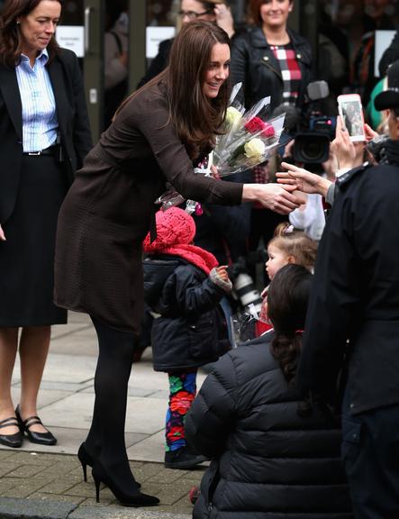 Grávida de seis meses, Kate Middleton exibe barriguinha em Londres