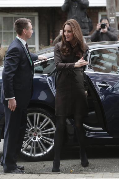 Grávida de seis meses, Kate Middleton exibe barriguinha em Londres