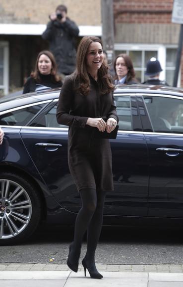 Grávida de seis meses, Kate Middleton exibe barriguinha em Londres