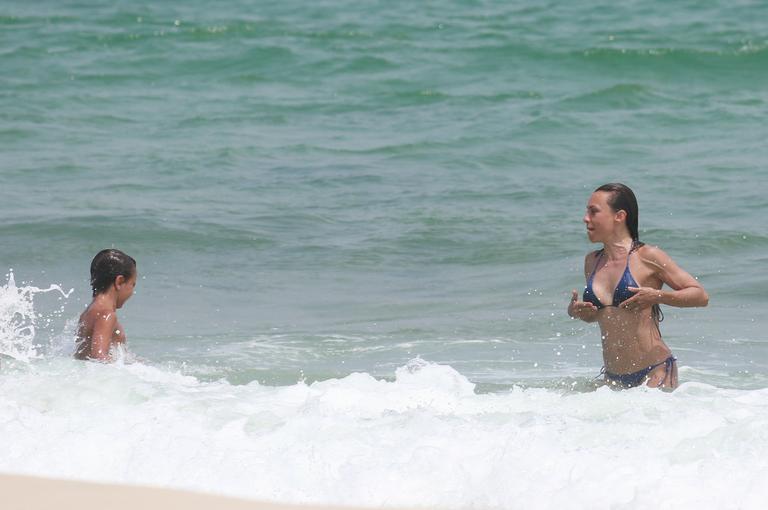 Carla Marins aproveita praia no Rio de Janeiro