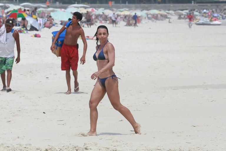 Carla Marins aproveita praia no Rio de Janeiro