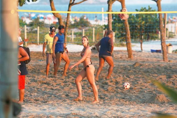 Namorada de Romário exibe boa forma em praia do Rio