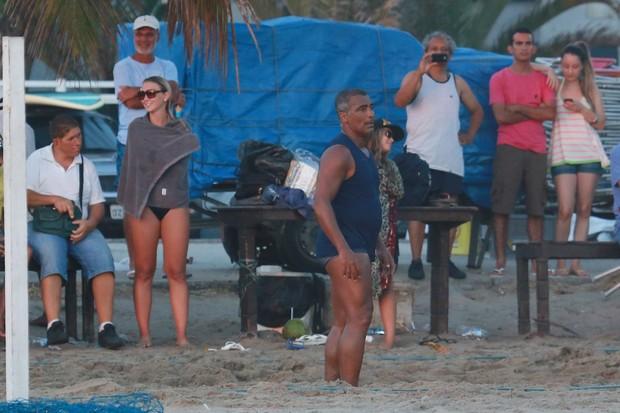 Namorada de Romário exibe boa forma em praia do Rio