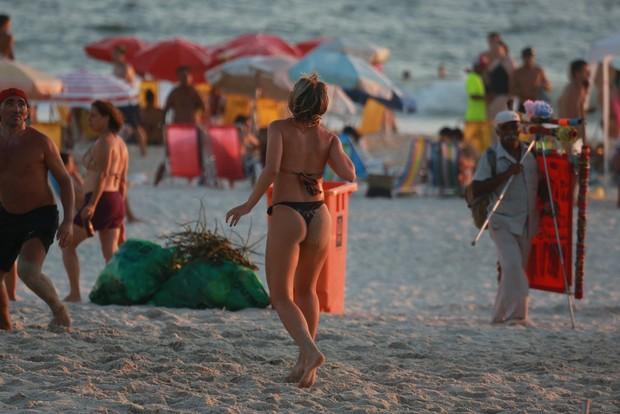 Namorada de Romário exibe boa forma em praia do Rio