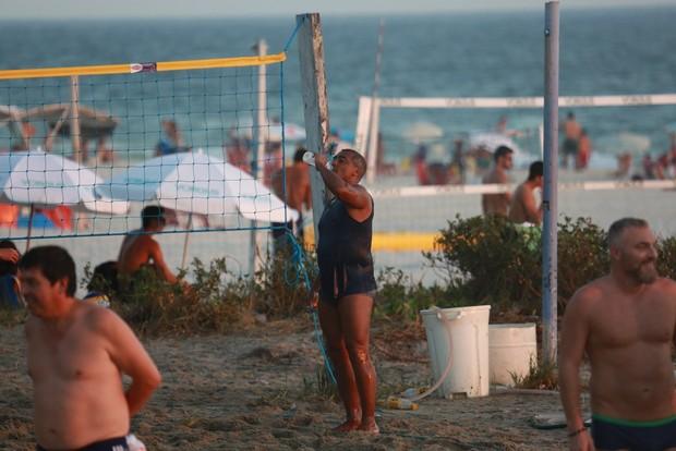 Namorada de Romário exibe boa forma em praia do Rio