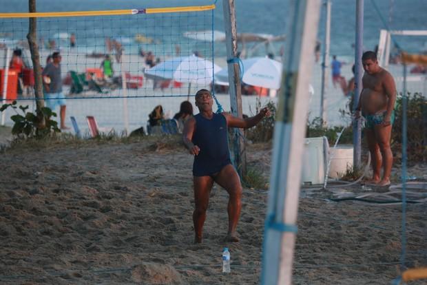 Namorada de Romário exibe boa forma em praia do Rio