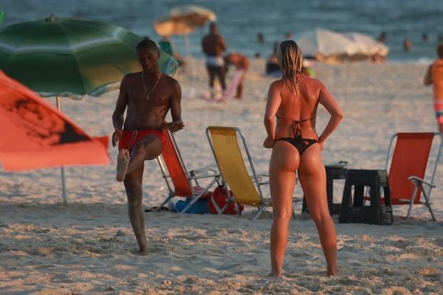 Namorada de Romário exibe boa forma em praia do Rio