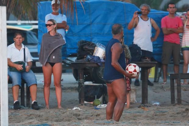 Namorada de Romário exibe boa forma em praia do Rio