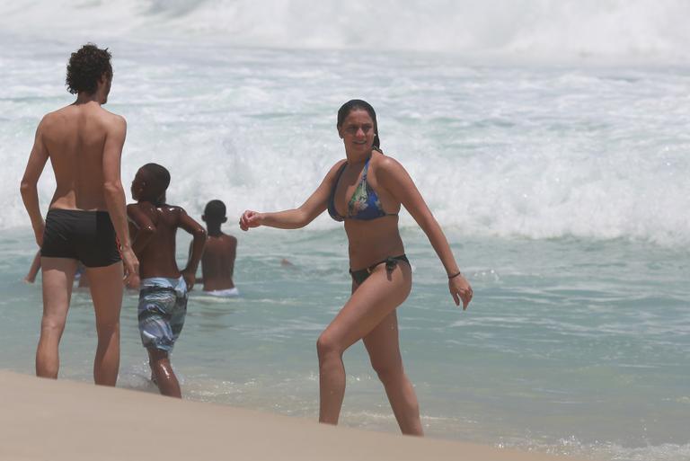 De biquíni, Fernanda Gentil exibe corpão em praia do Rio