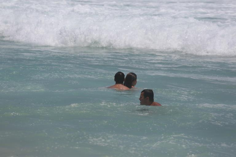 Fernanda Gentil e Matheus Braga se divertem no mar