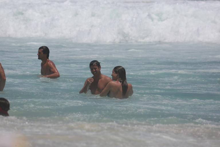 Fernanda Gentil e Matheus Braga se divertem no mar