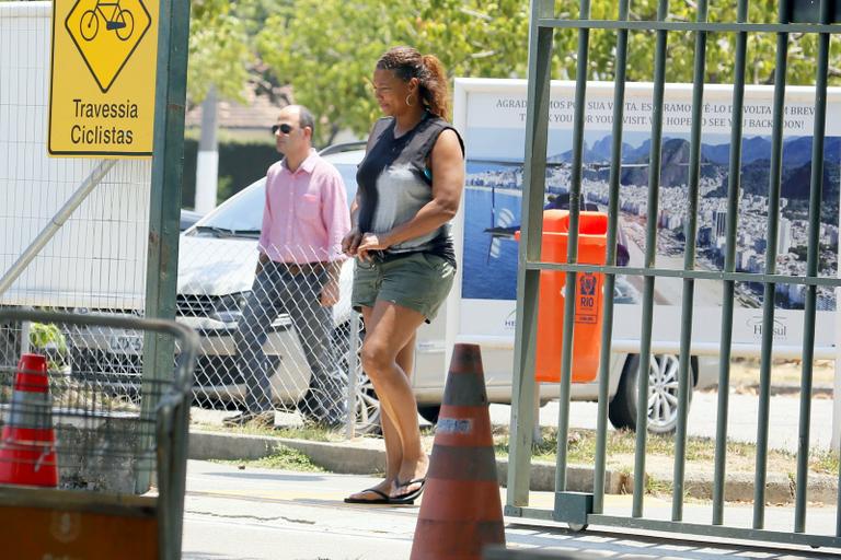 Queen Latifah passeia de helicóptero no Rio de Janeiro