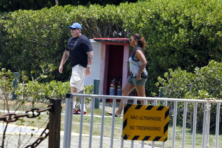 Queen Latifah passeia de helicóptero no Rio de Janeiro