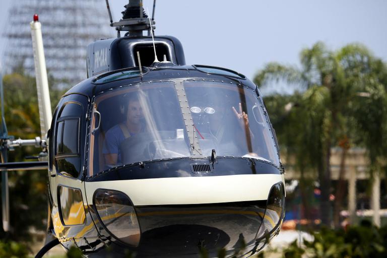 Queen Latifah passeia de helicóptero no Rio de Janeiro