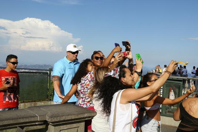 Queen Latifah visita Cristo Redentor no Rio