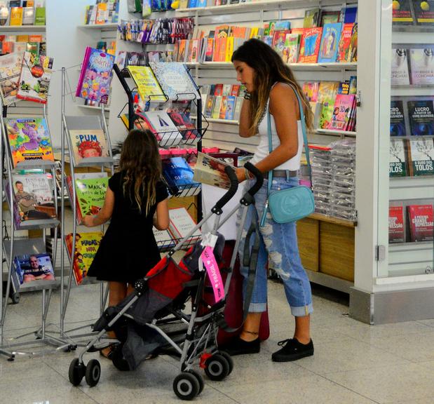 Flávia Alessandra com as filhas, Giulia e Olívia, em aeroporto no Rio de Janeiro