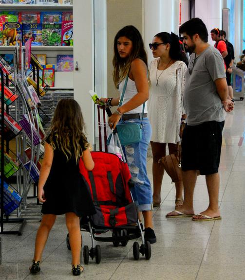 Flávia Alessandra com as filhas, Giulia e Olívia, em aeroporto no Rio de Janeiro