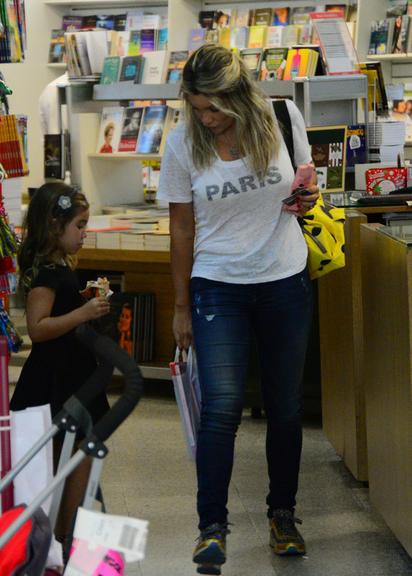 Flávia Alessandra com as filhas, Giulia e Olívia, em aeroporto no Rio de Janeiro