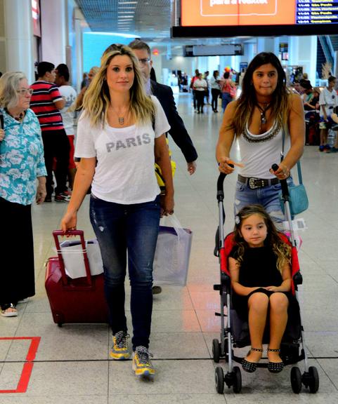 Flávia Alessandra com as filhas, Giulia e Olívia, em aeroporto no Rio de Janeiro