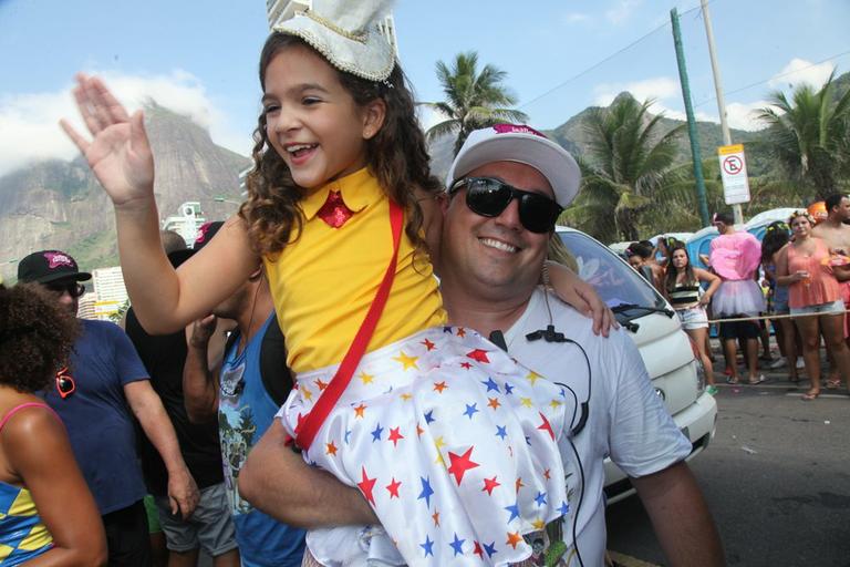 Mel Maia e Kiria Malheiros se divertem no Bloco da Favorita