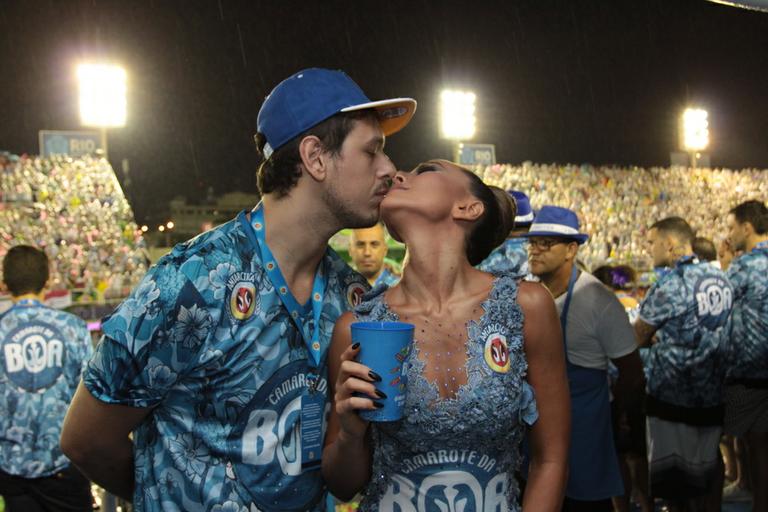 Sabrina Sato e João Vicente de Castro beijam muito em camarote no Rio