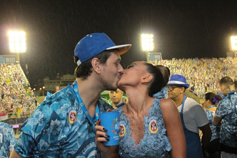 Sabrina Sato e João Vicente de Castro beijam muito em camarote no Rio